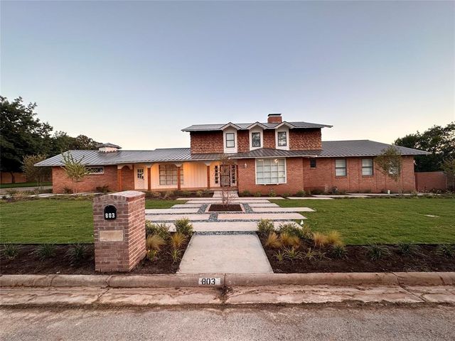 $799,999 | 803 Lakeview Drive | Mineral Wells