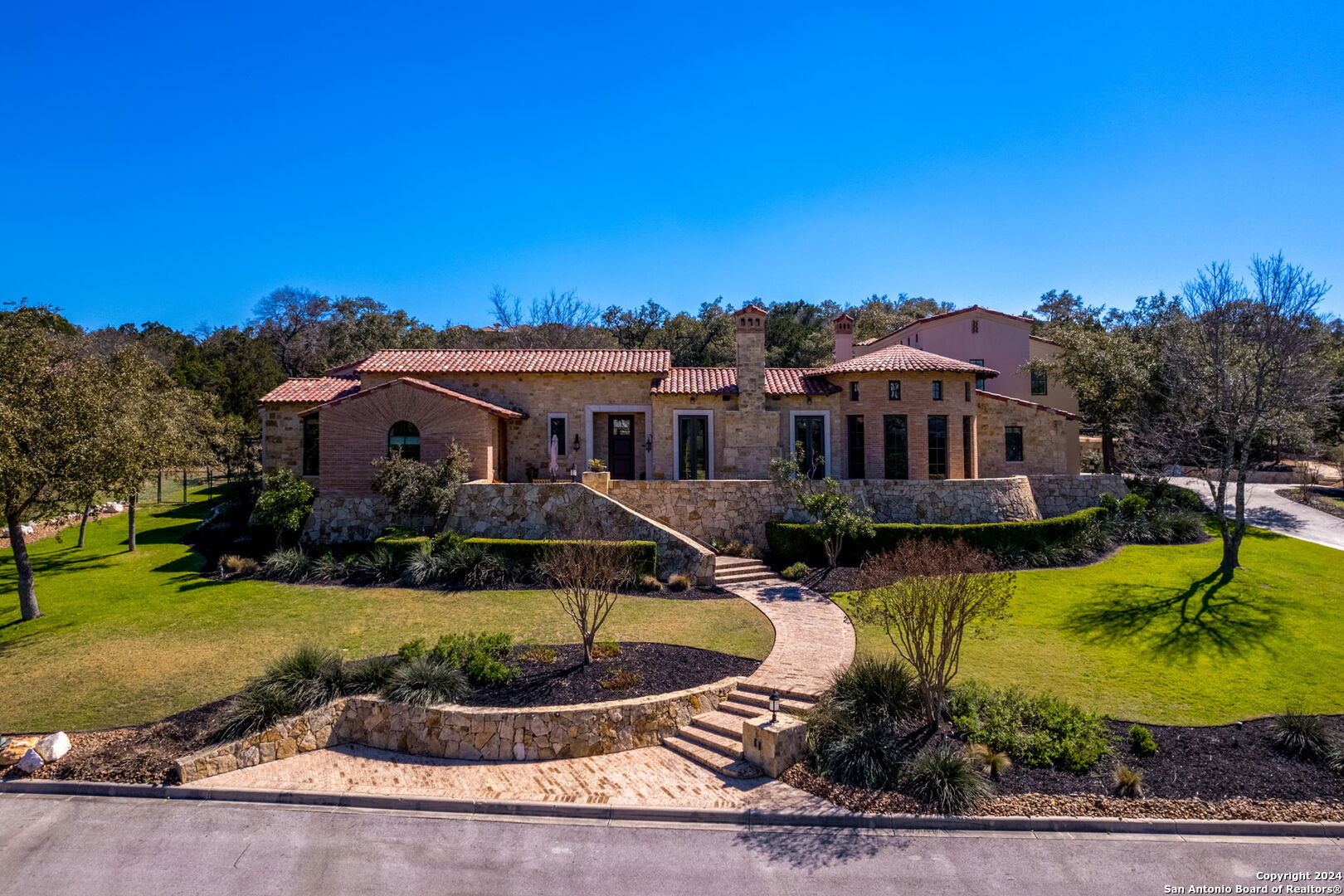 a view of a house with swimming pool and a yard