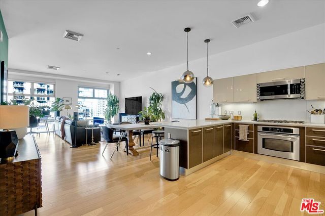 $3,100 | 801 South Grand Avenue, Unit 1203 | Downtown Los Angeles