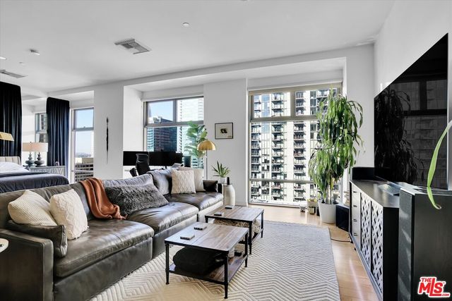 $3,100 | 801 South Grand Avenue, Unit 1203 | Downtown Los Angeles