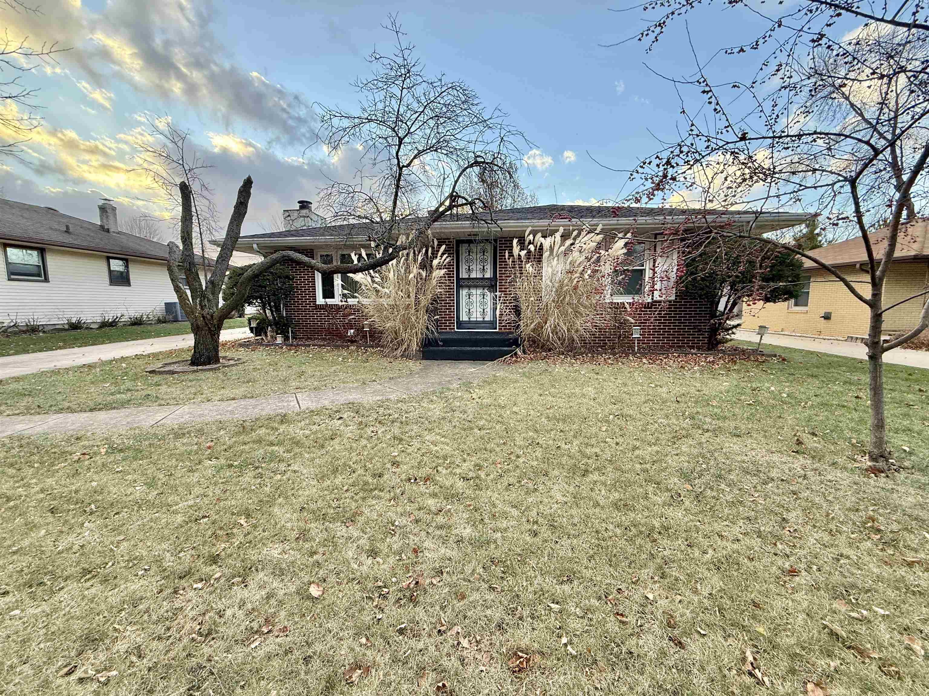 a view of a house with a yard