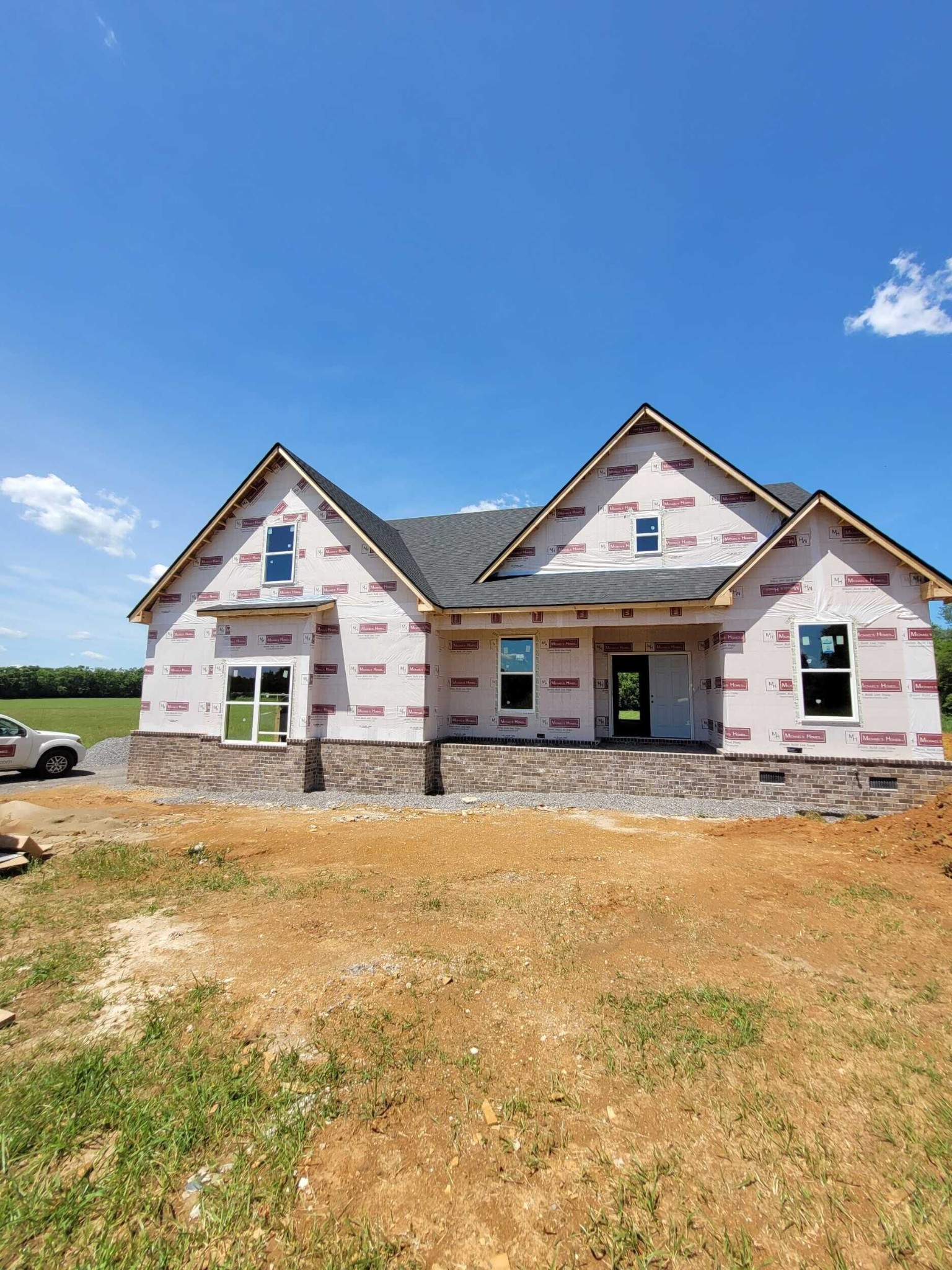 a view of a house with a yard