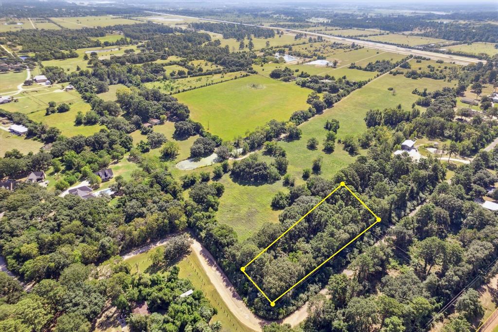 Enjoy country living with modern conveniences in the Tomball area!