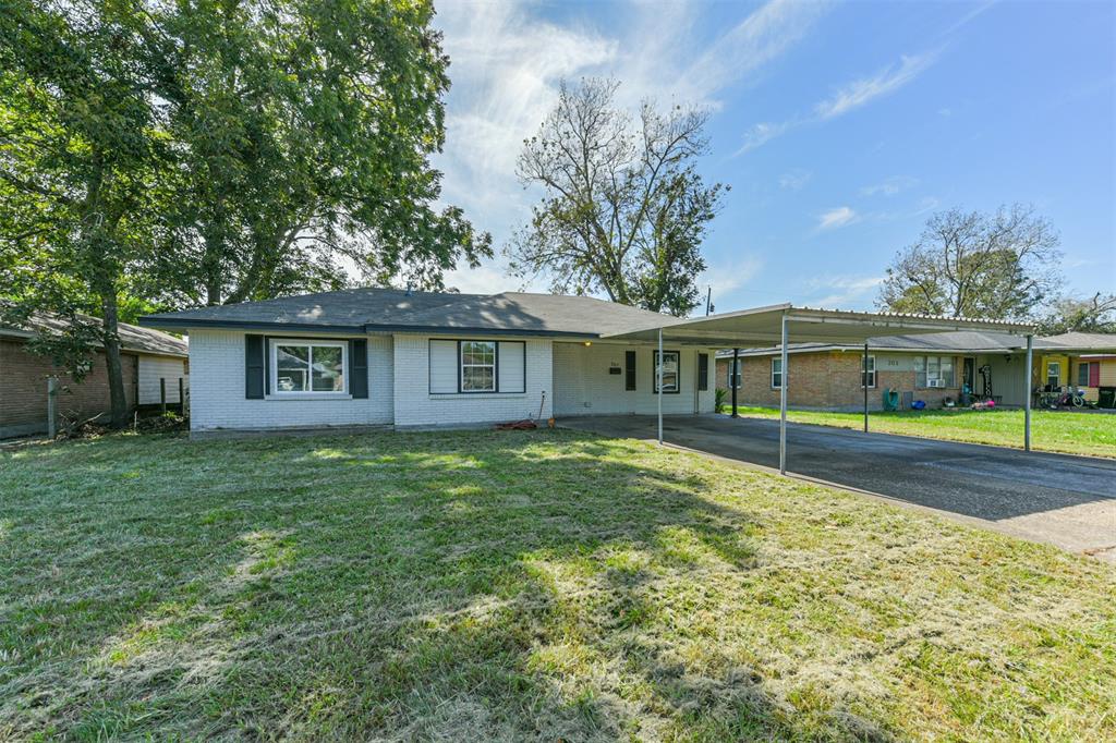 Spacious 3 bedroom/2 bath home in Baytown!