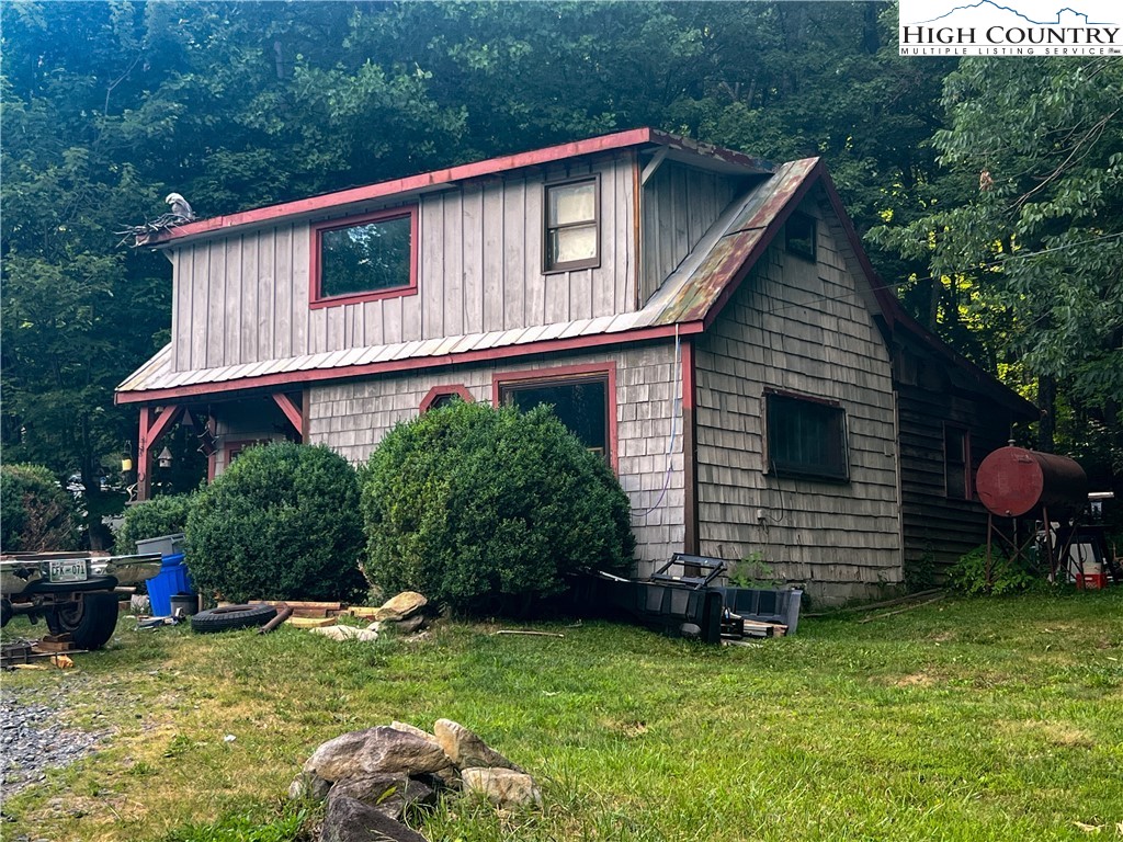 a view of a house with backyard