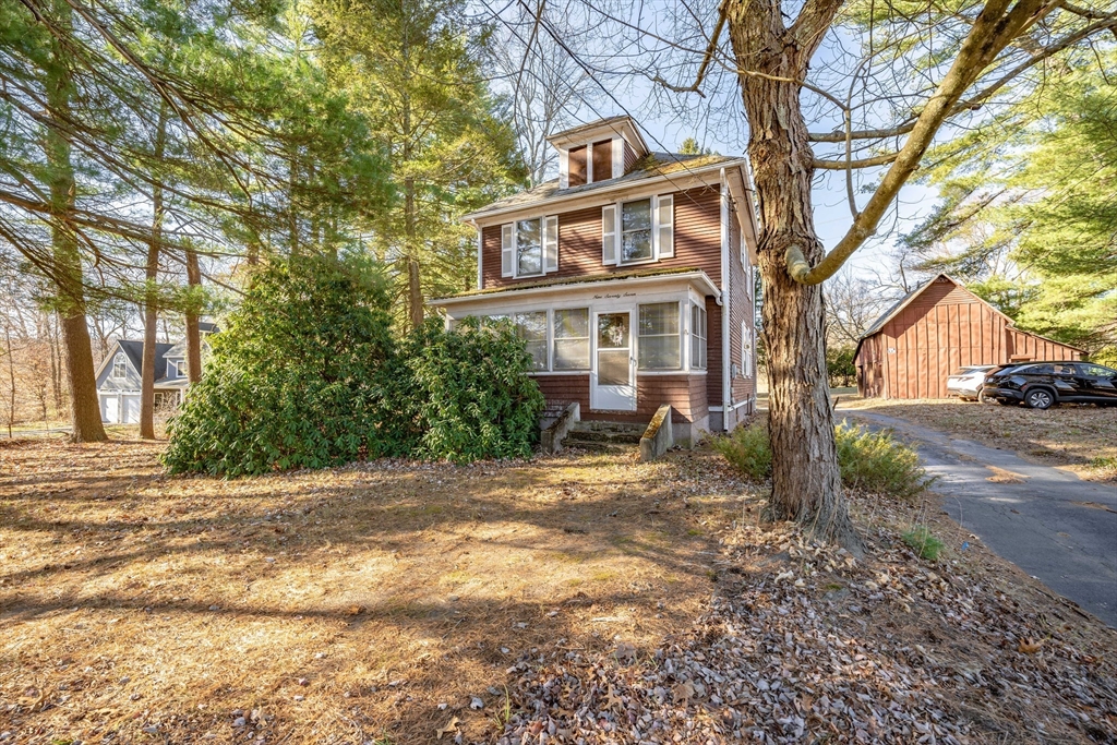 a view of a house with a yard