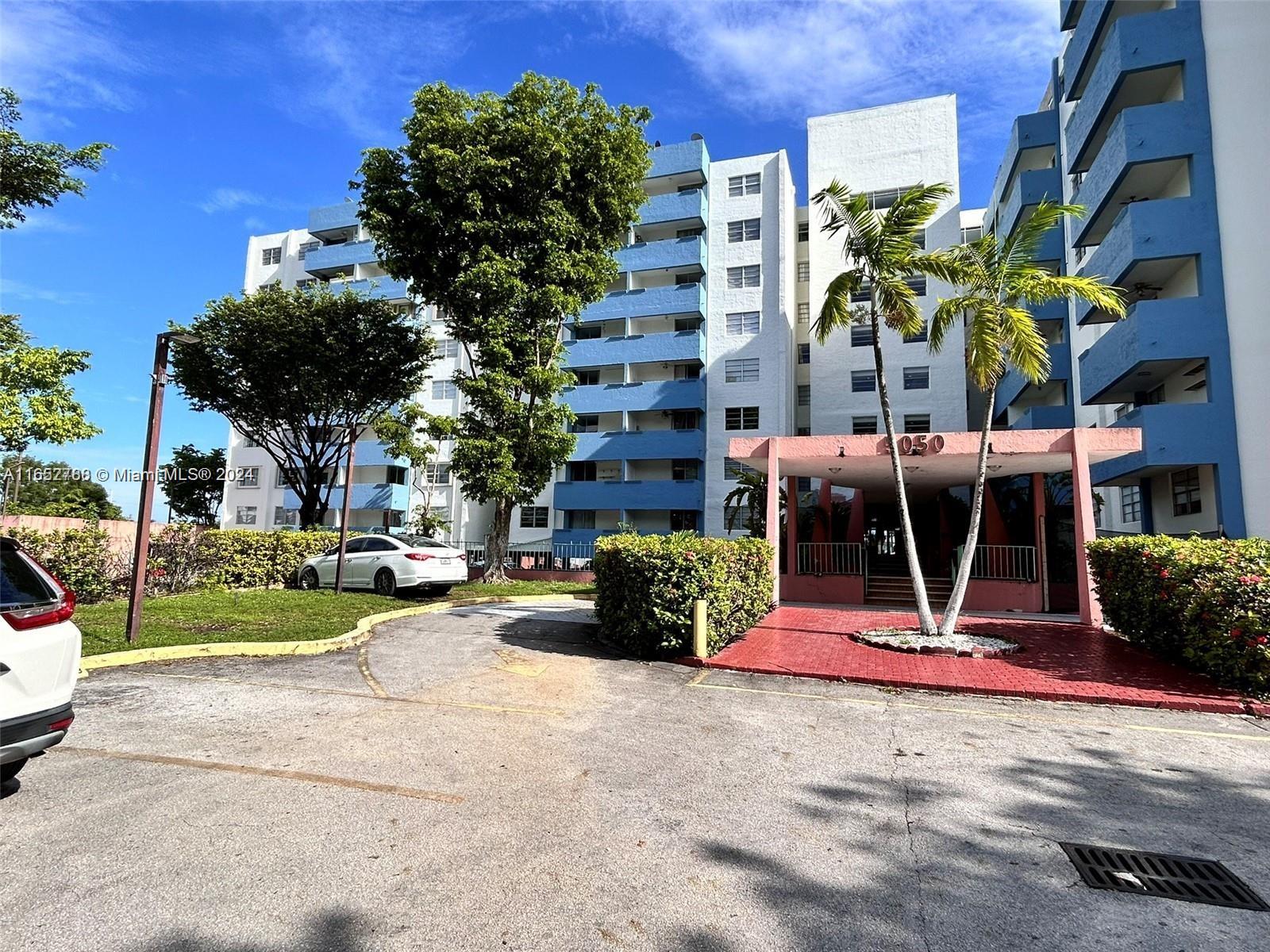 a view of outdoor space yard and porch