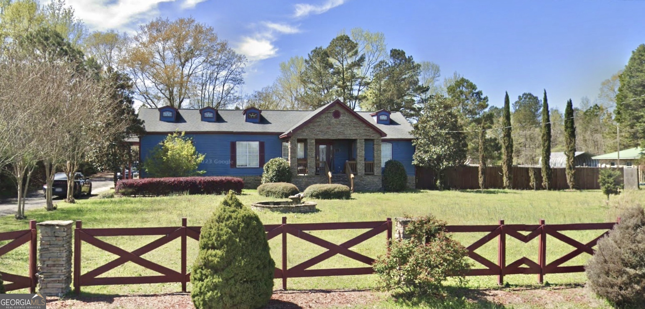 a view of a house with backyard and sitting area