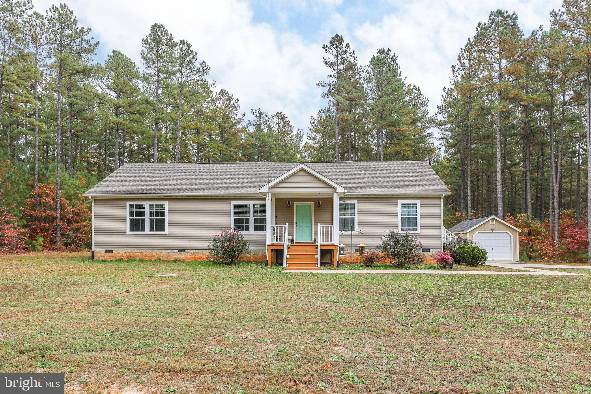 a view of a house with backyard