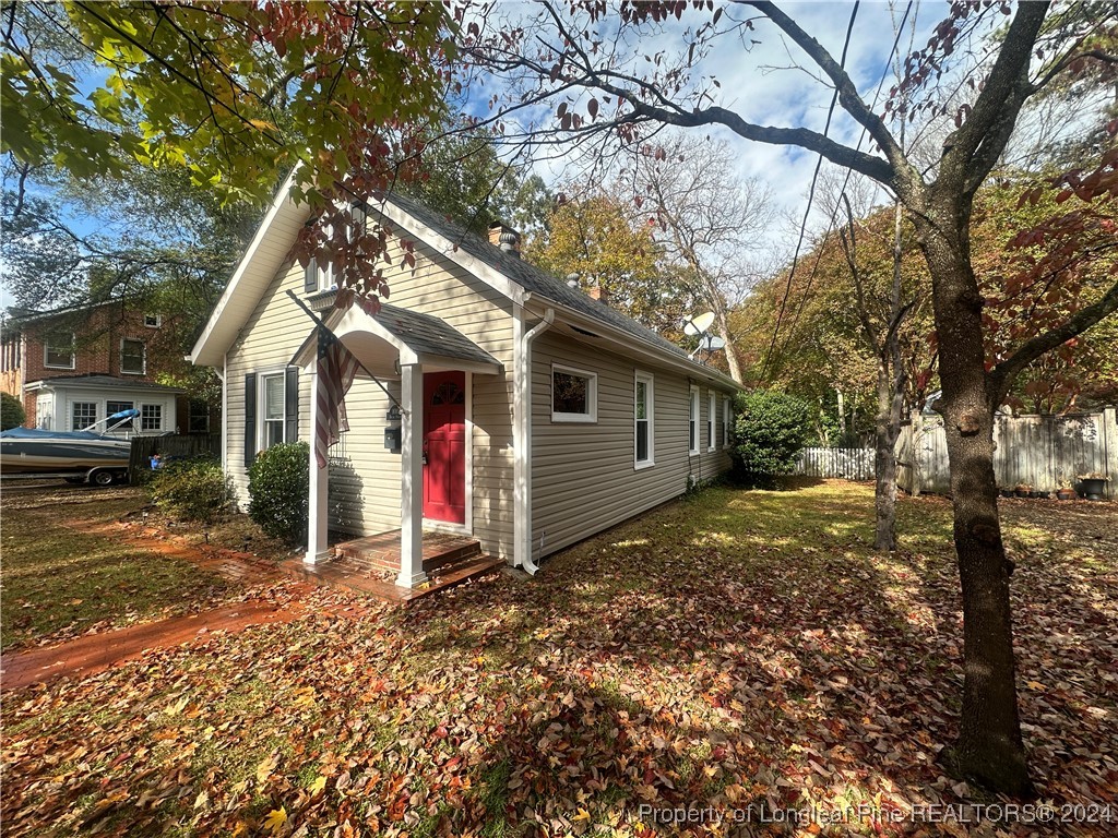 a view of a house with a yard