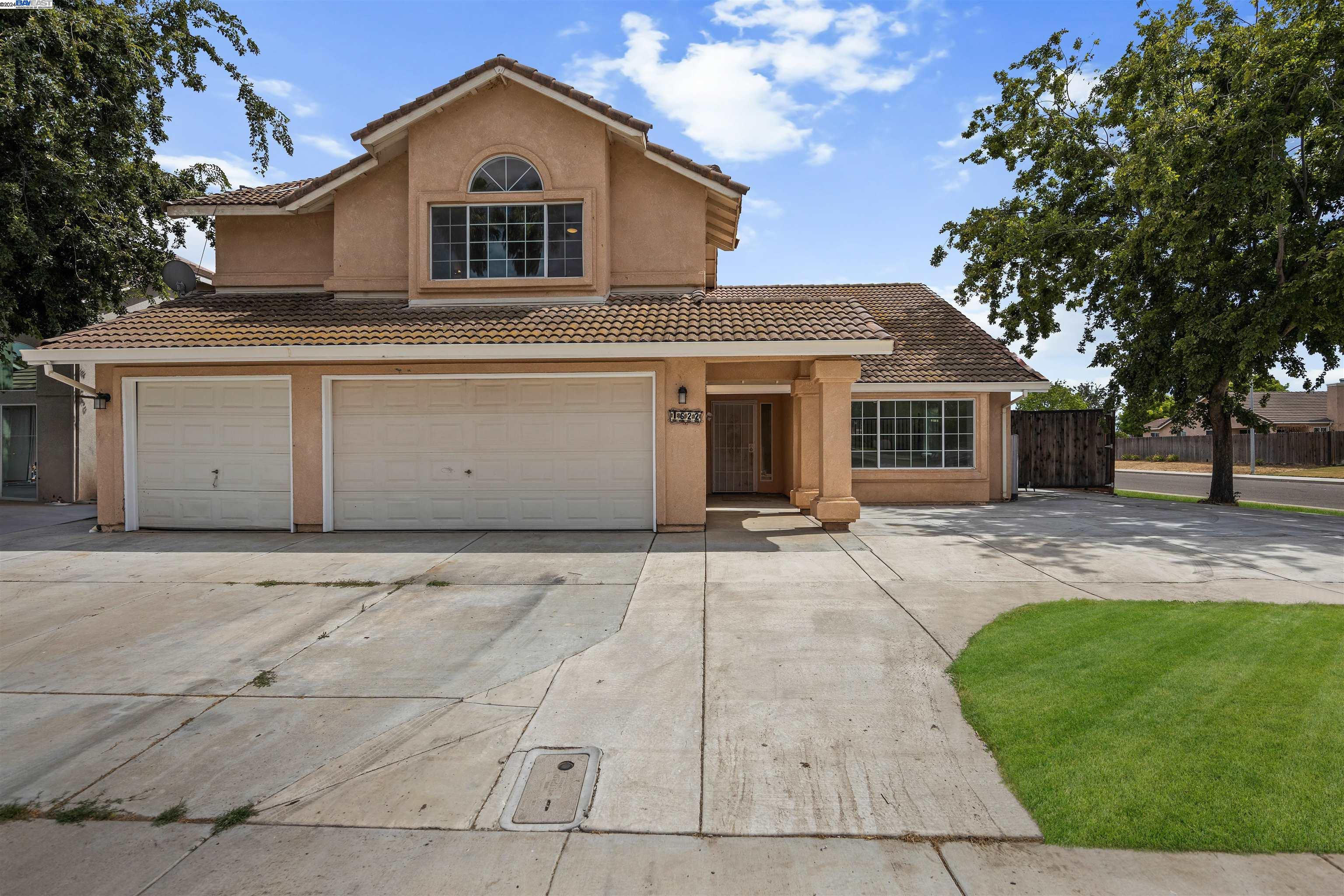 a view of a house with a yard