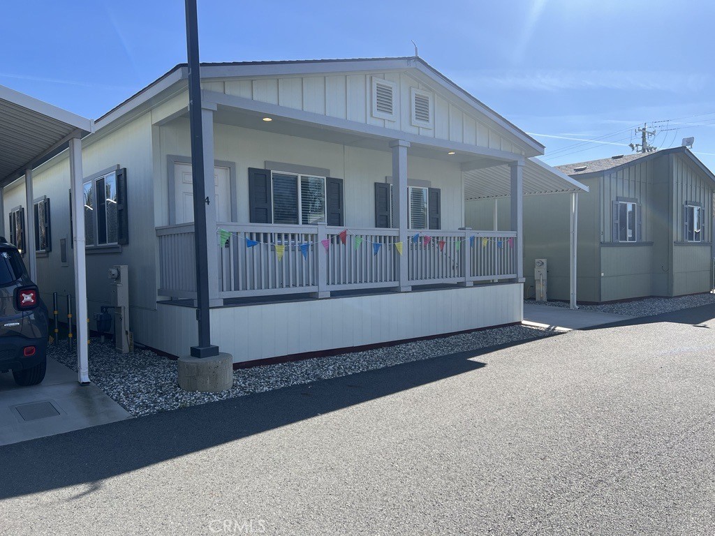 a view of back yard of the house