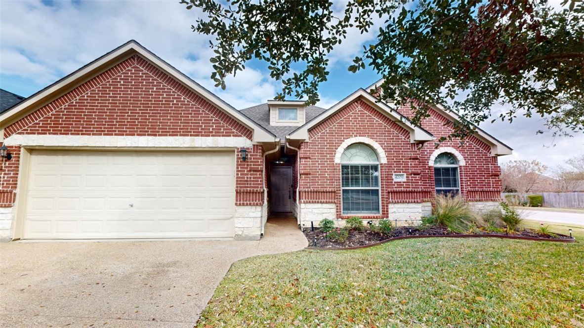 View of front property featuring a front lawn and