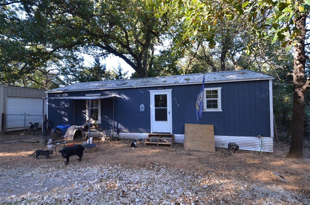 a view of a house with backyard