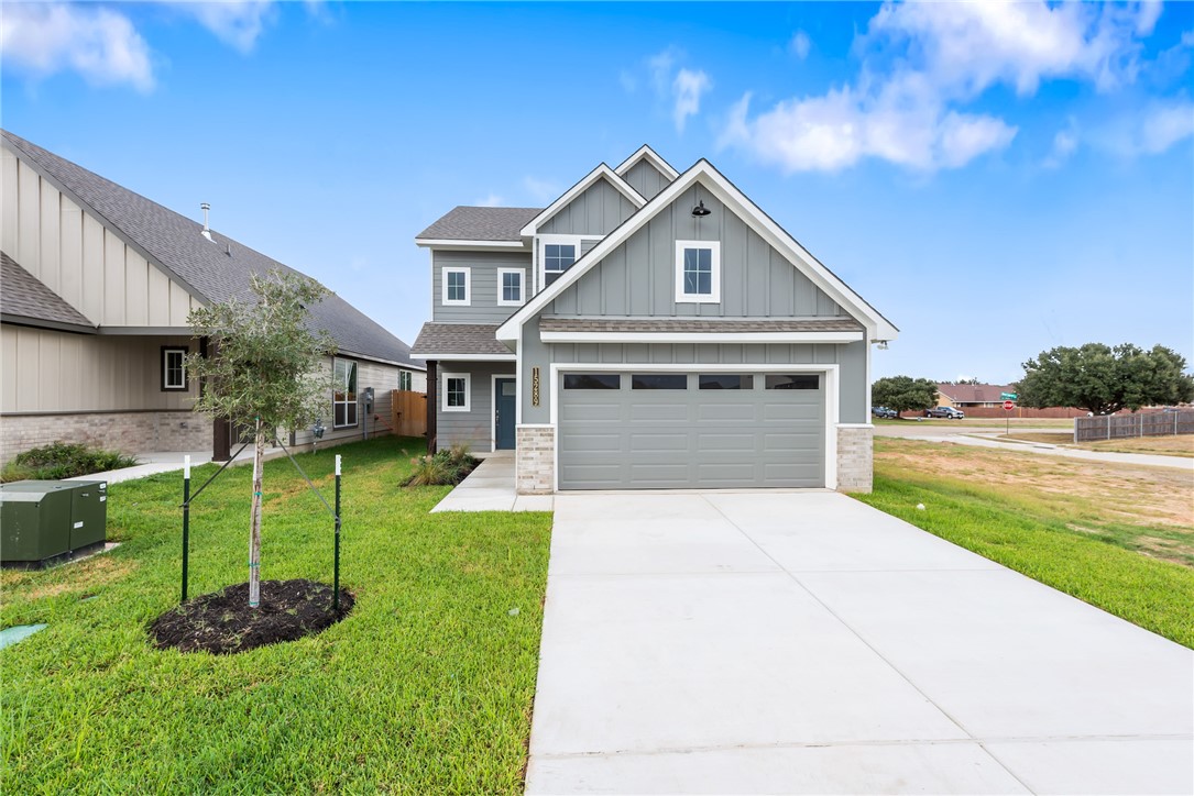 Craftsman inspired home featuring a front lawn and