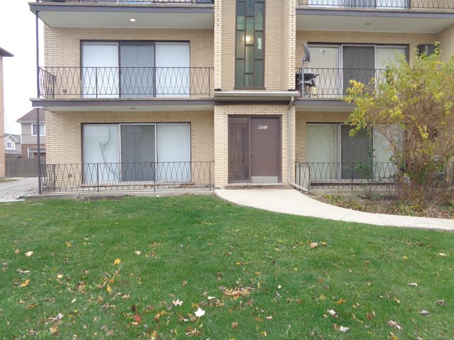 $1,325 | 8651 South 82nd Avenue, Unit 1N | Hickory Hills