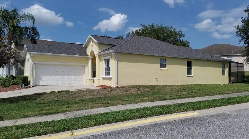 a view of a house with a yard