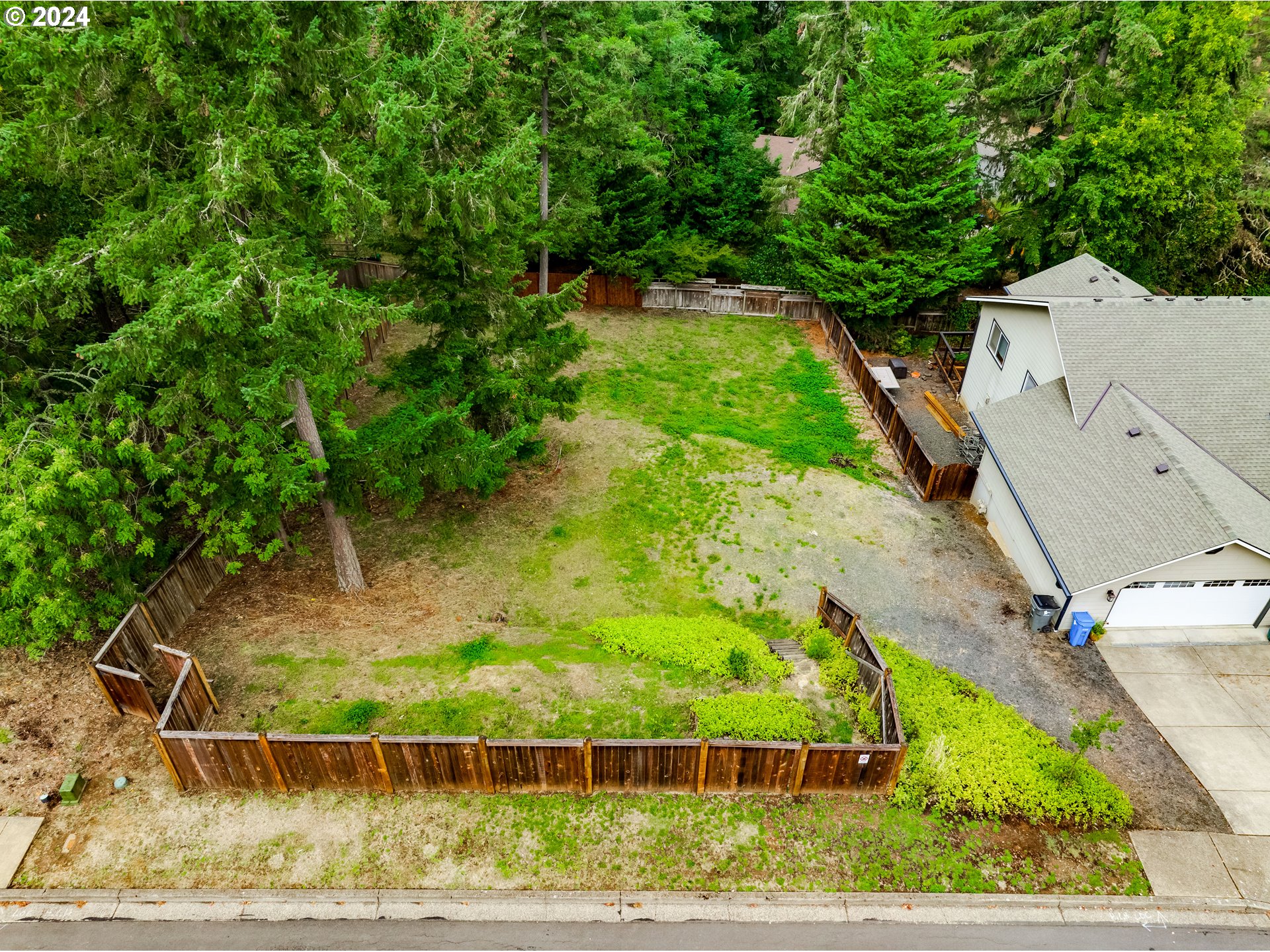 an aerial view of a yard