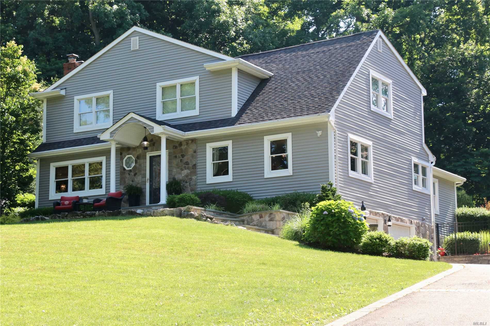 a view of a yard in front of house