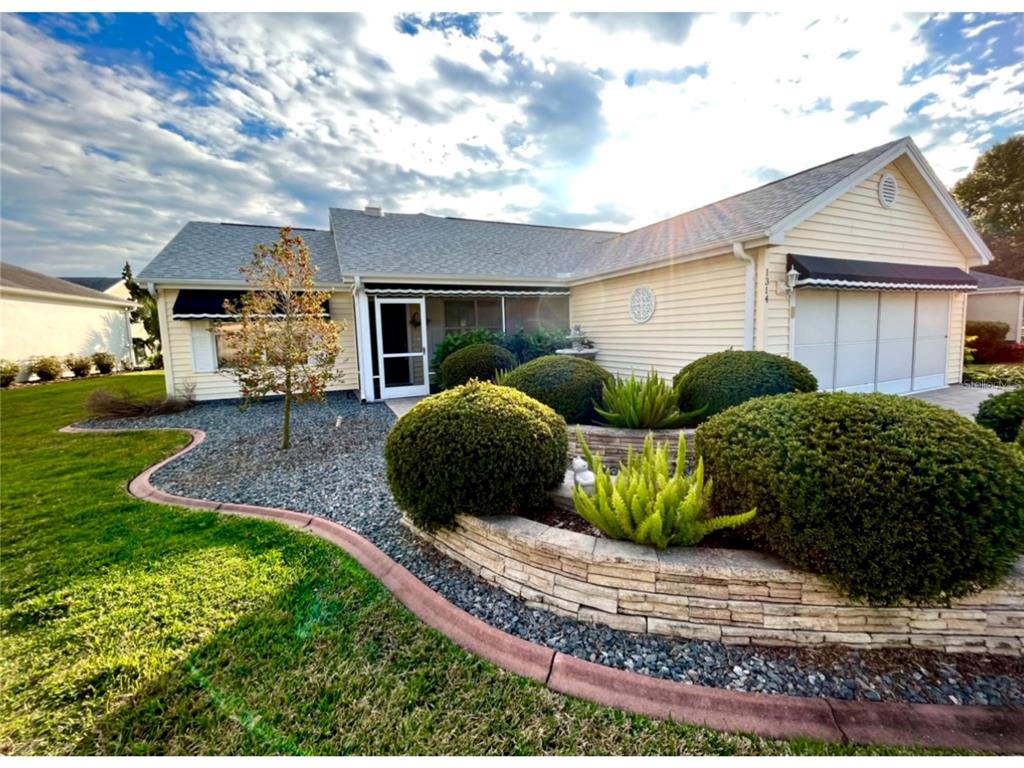 a view of a house with backyard