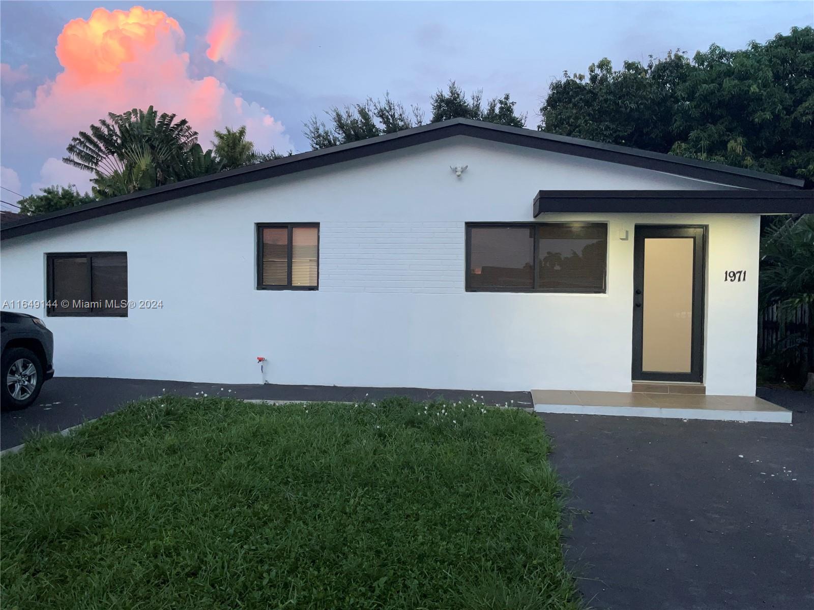 a view of a house with a yard