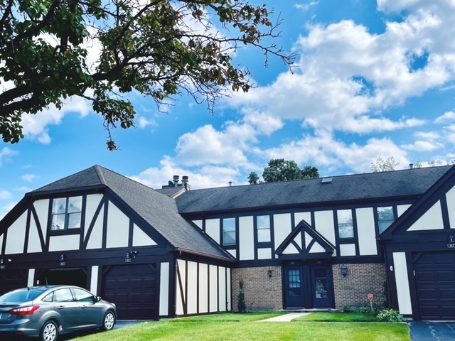 a view of a house with a yard