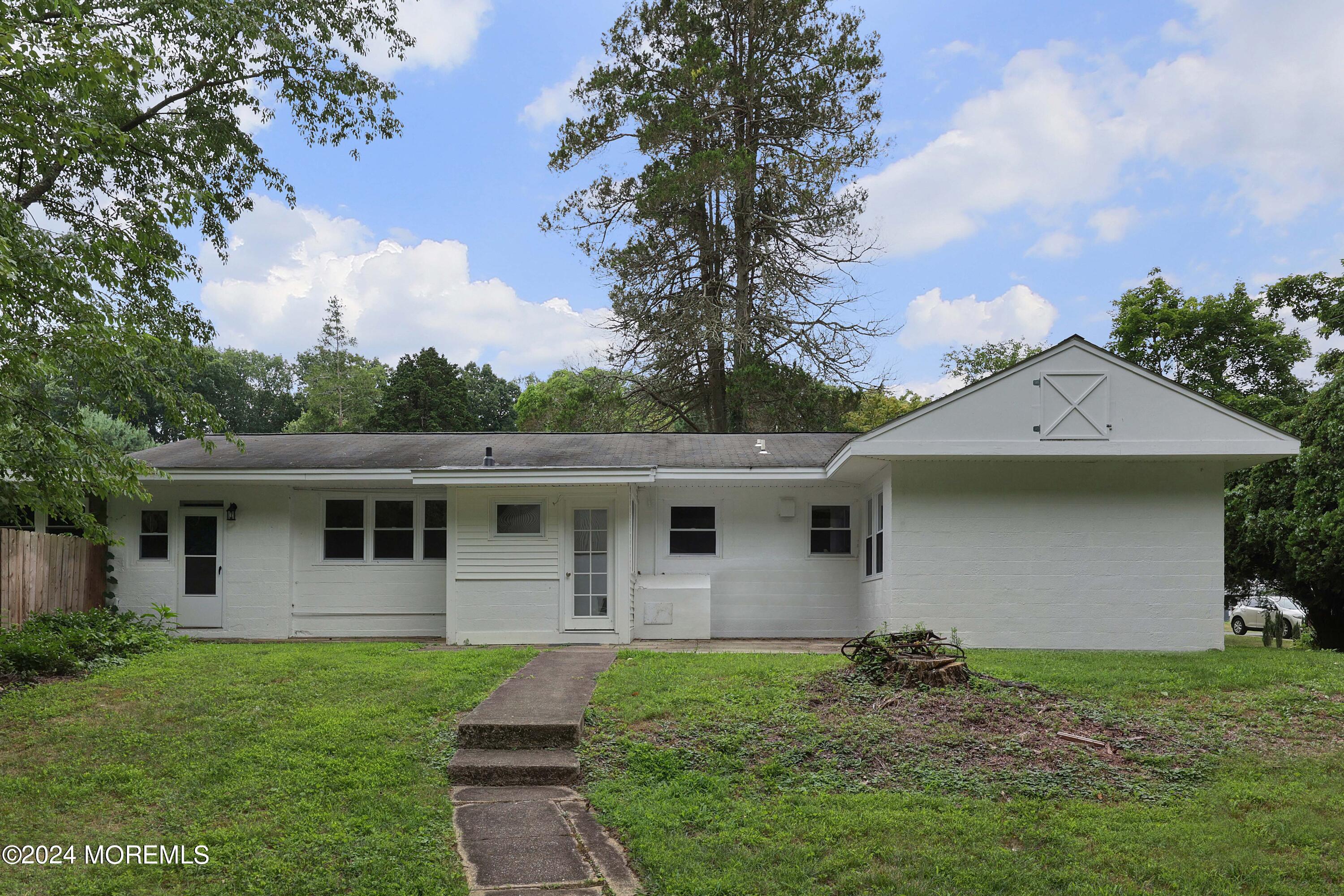 a view of a house with backyard