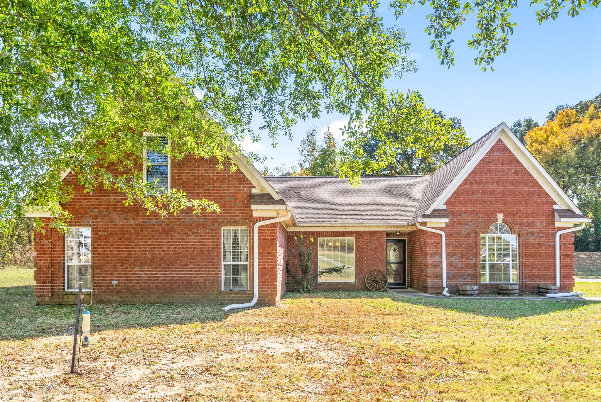 a view of a house with a yard and garage