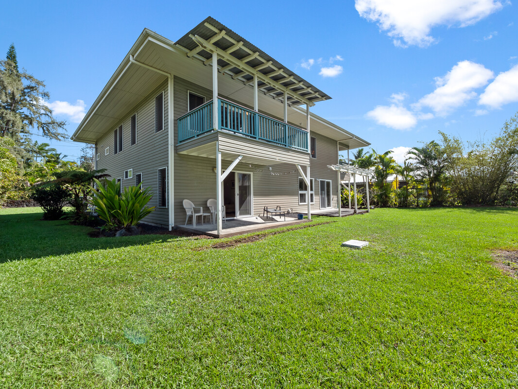 One of the largest homes in Kaloli Point   Ohana set up on the lower level  
Could be a STVR ( hosted )