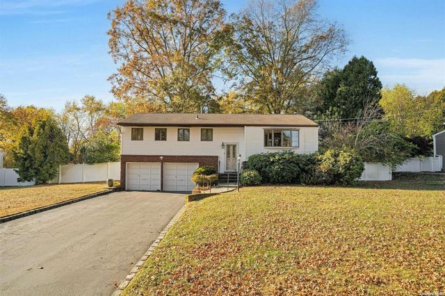 $749,000 | 18 Greg Lane | Commack