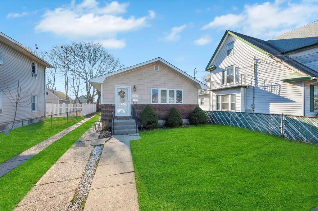 View of front of home featuring a front yard