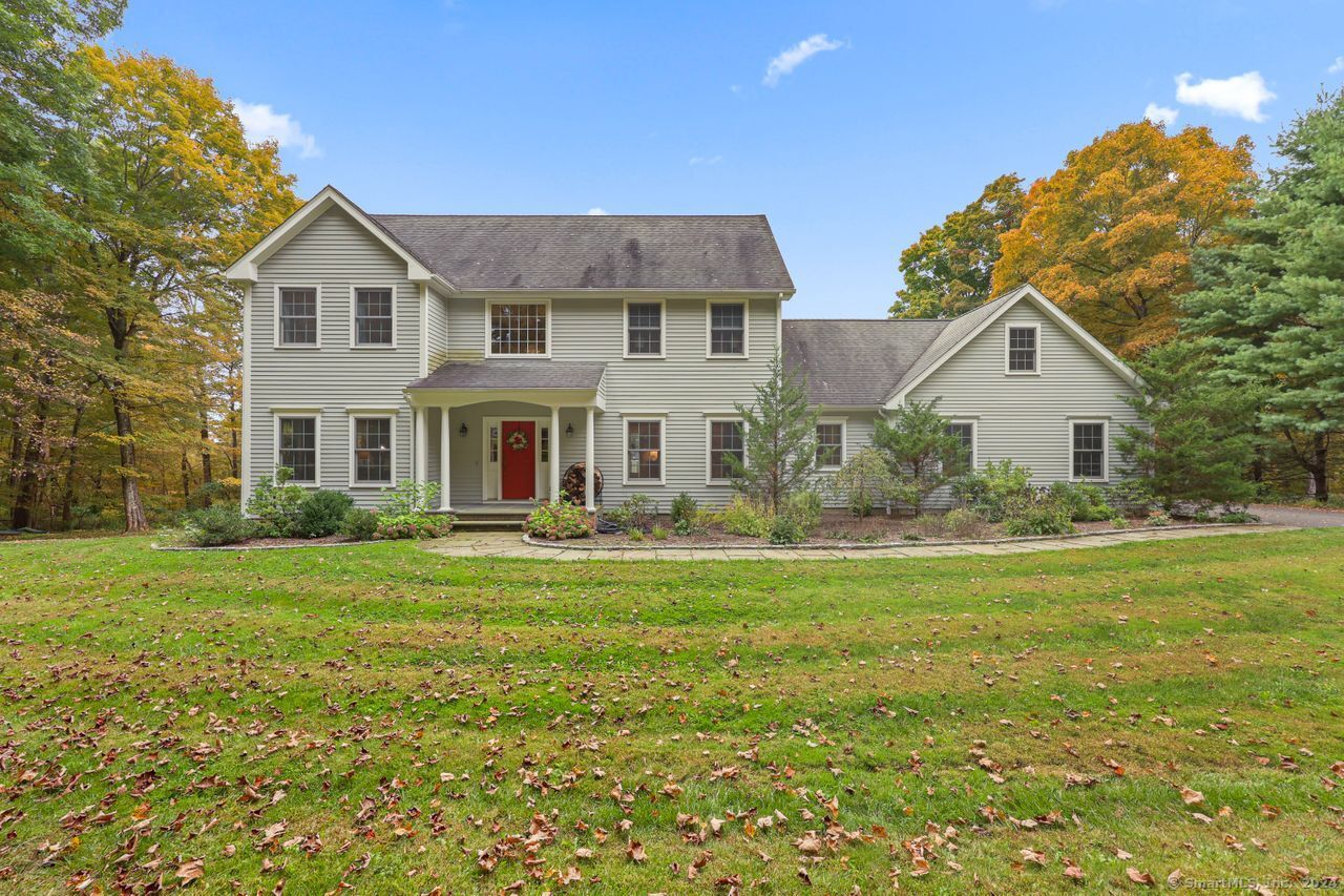 a view of a yard in front of house