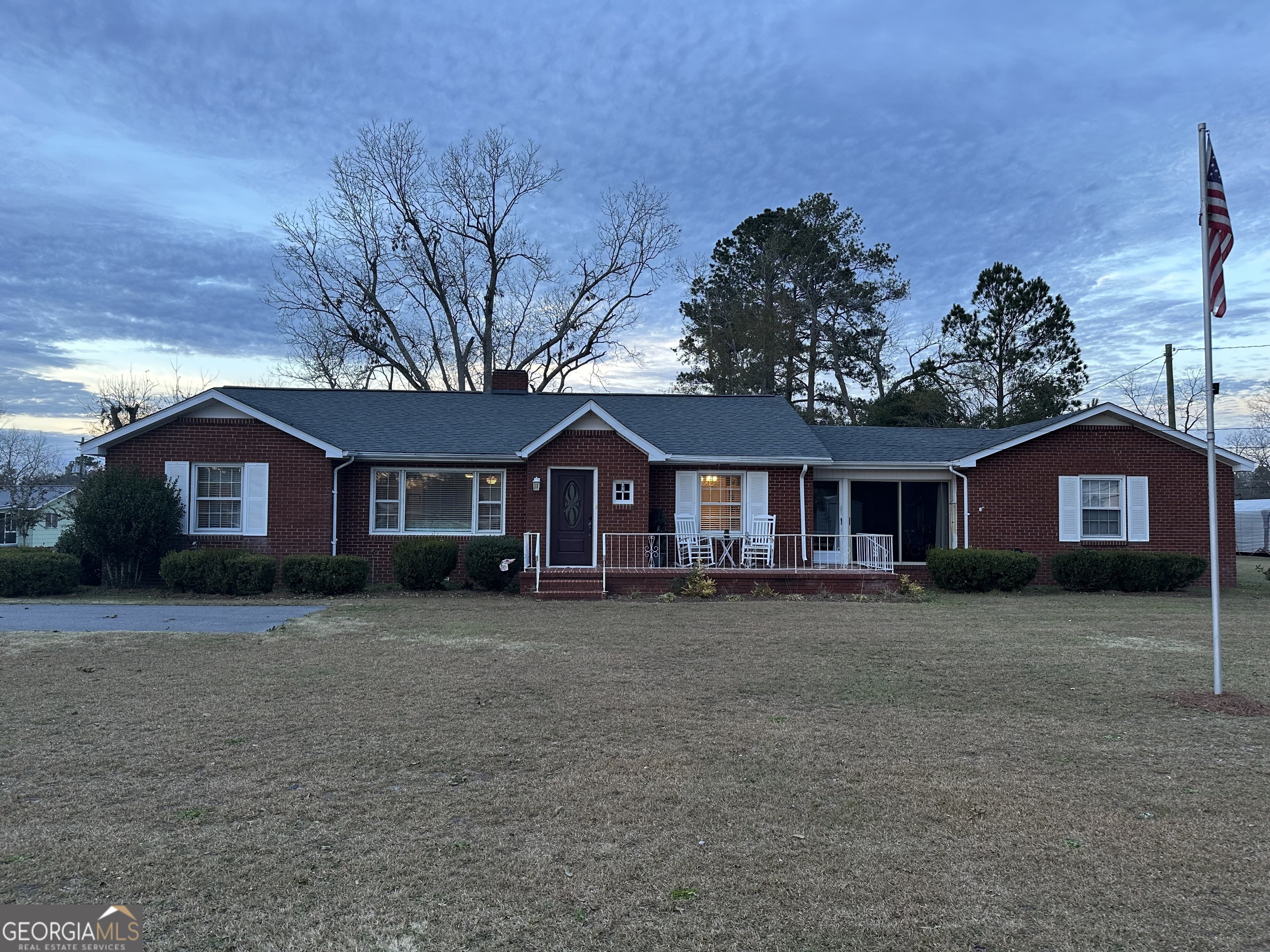 a view of a house with a yard