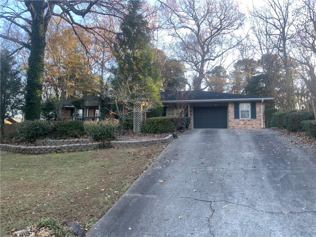 a view of a yard in front of house