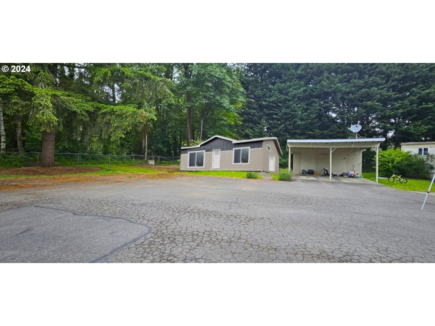 a view of an house with swimming pool and yard