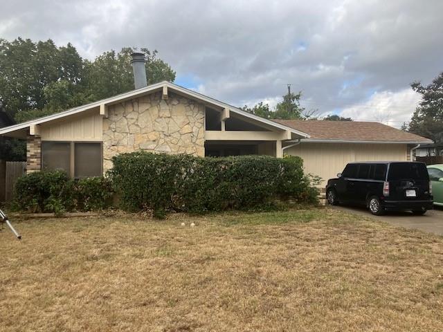 a view of a house with backyard and trees