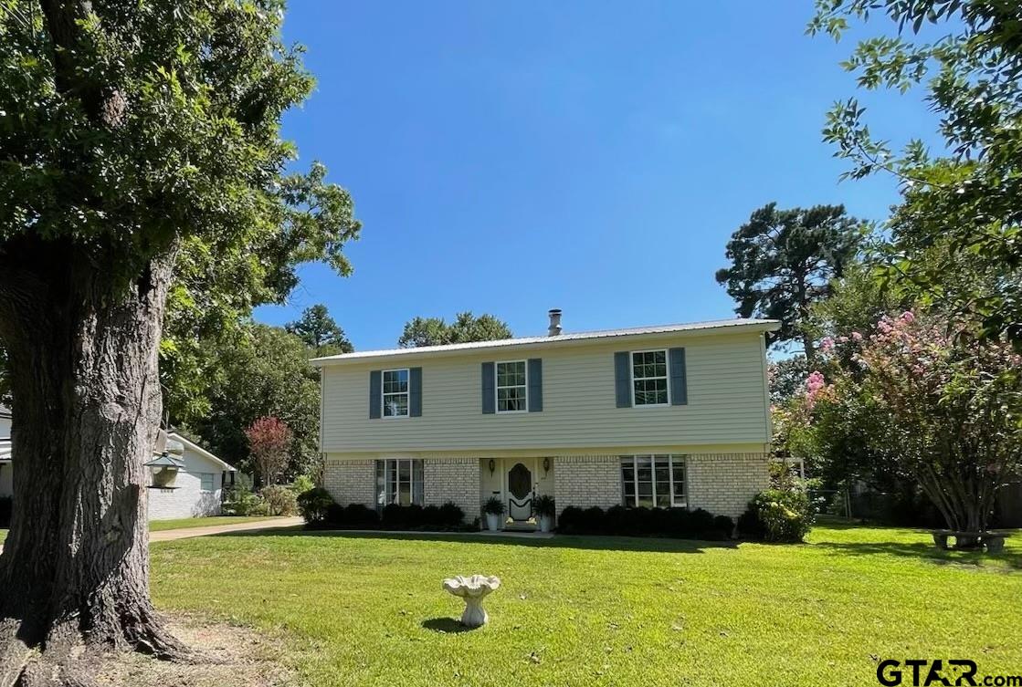 a view of a house with a yard