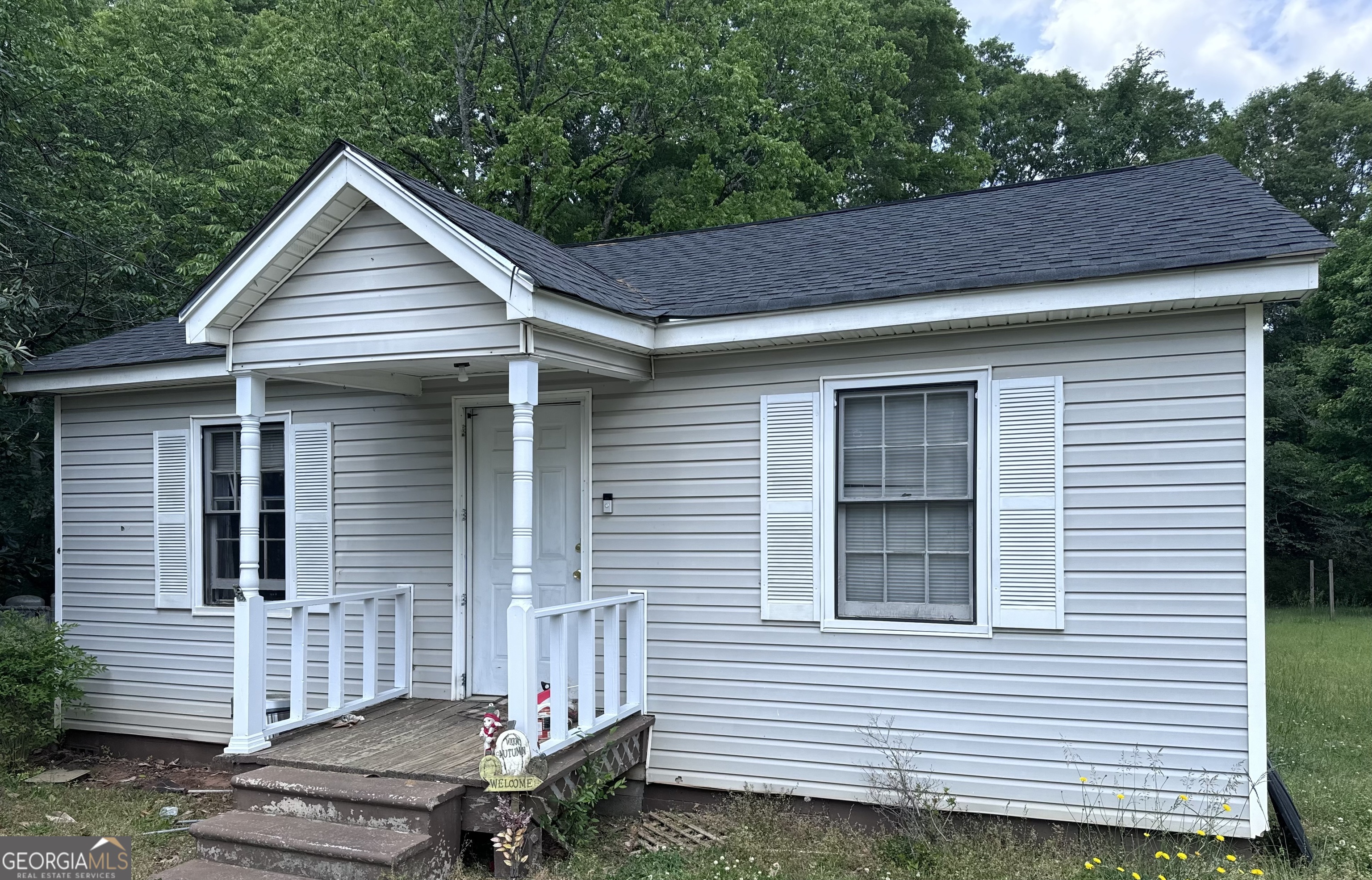 a view of a small house and a yard