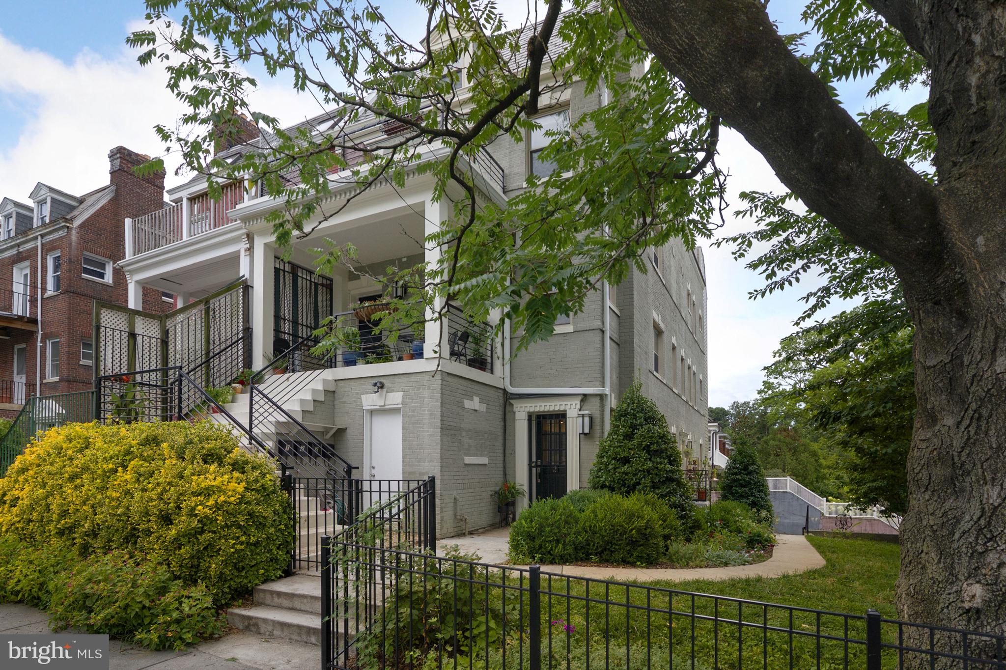 a view of a yard in front of house