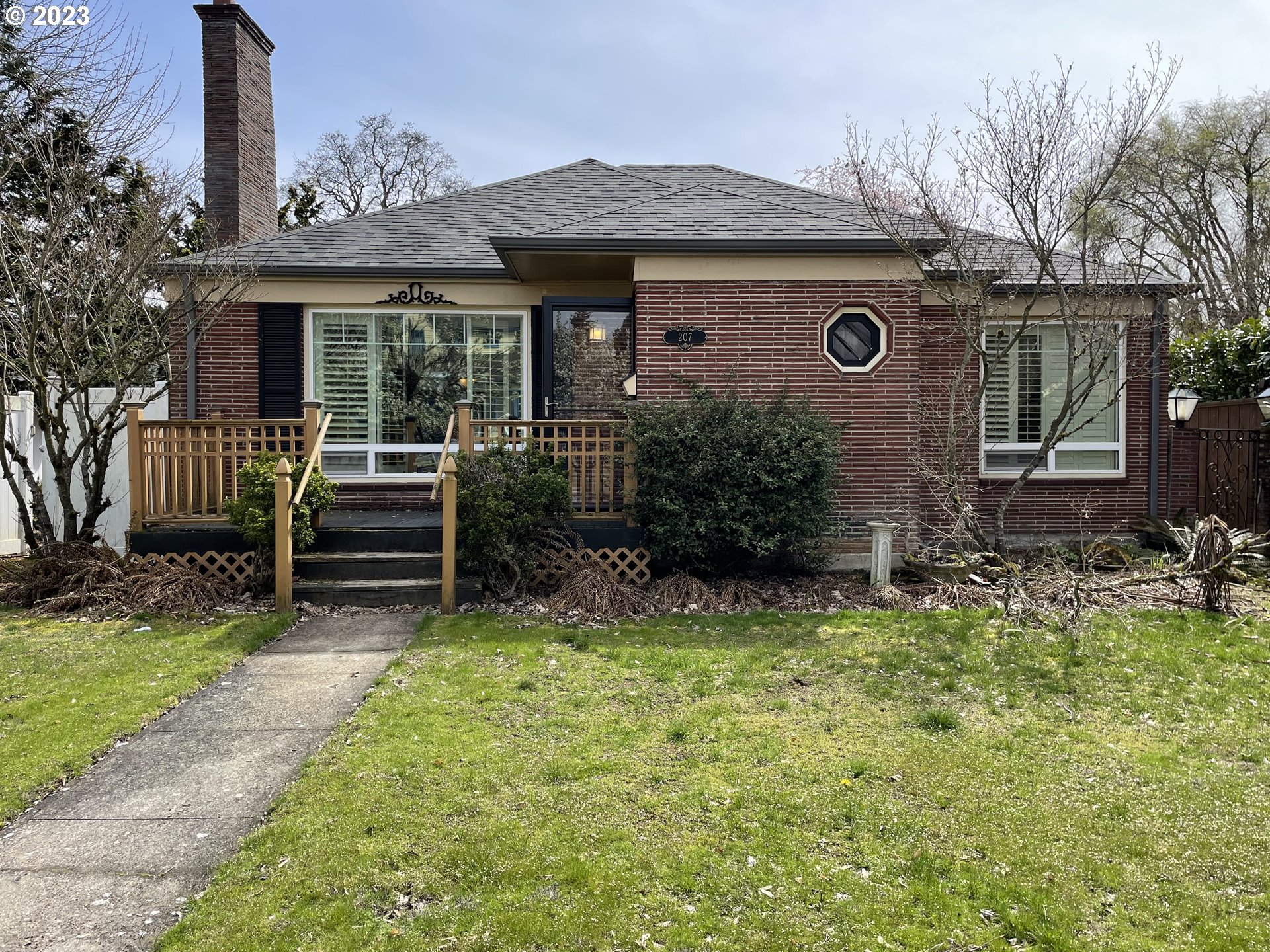 a view of a house with backyard and porch