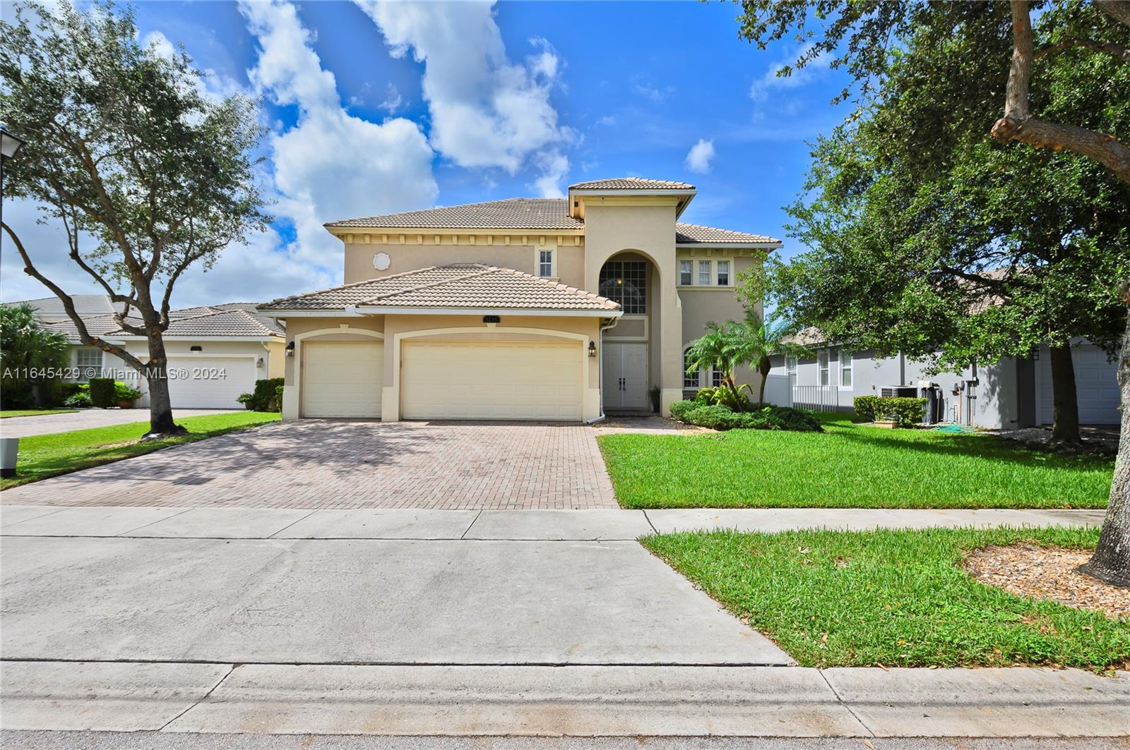 a view of a house with a yard