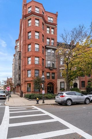 $1,389,000 | 199 Marlborough Street, Unit 102 | Back Bay