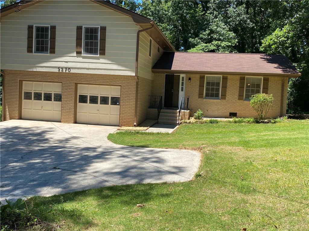 a view of a yard in front of a house