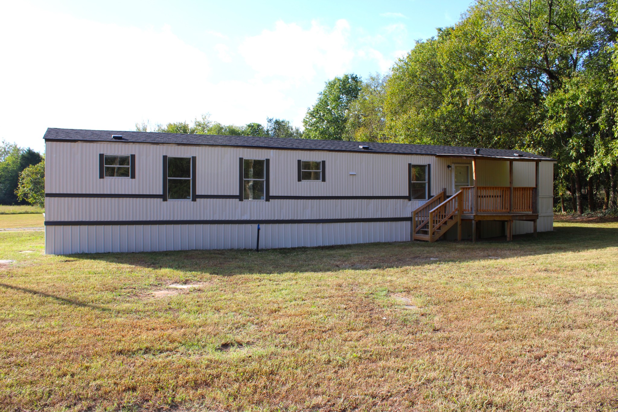 a view of a house with a backyard