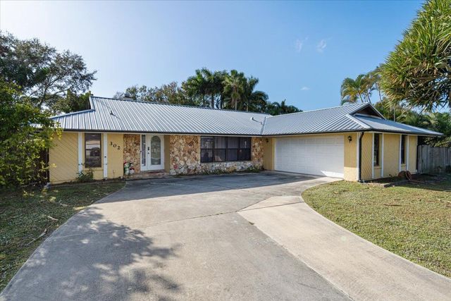 $460,000 | 302 Southeast Bayview Terrace | Floresta Pointe