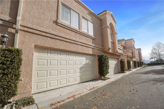 $555,000 | 25132 Steinbeck Avenue, Unit F | Stevenson Ranch