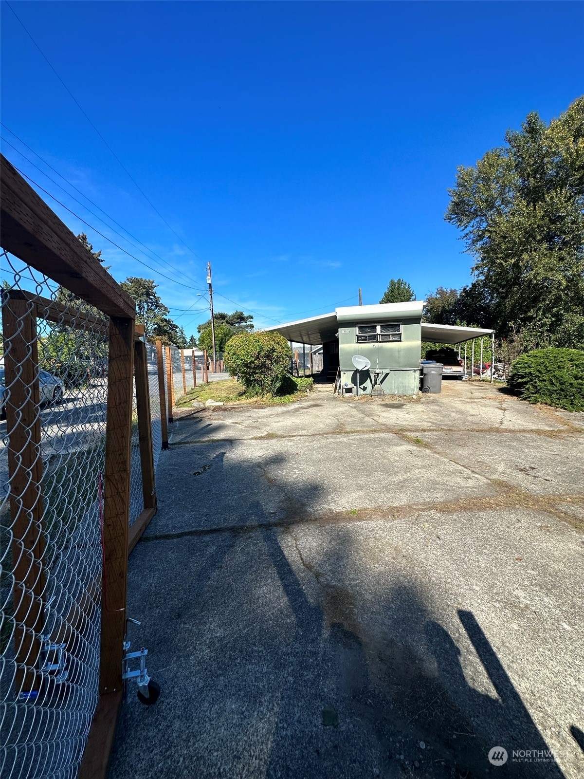 a view of a parking area