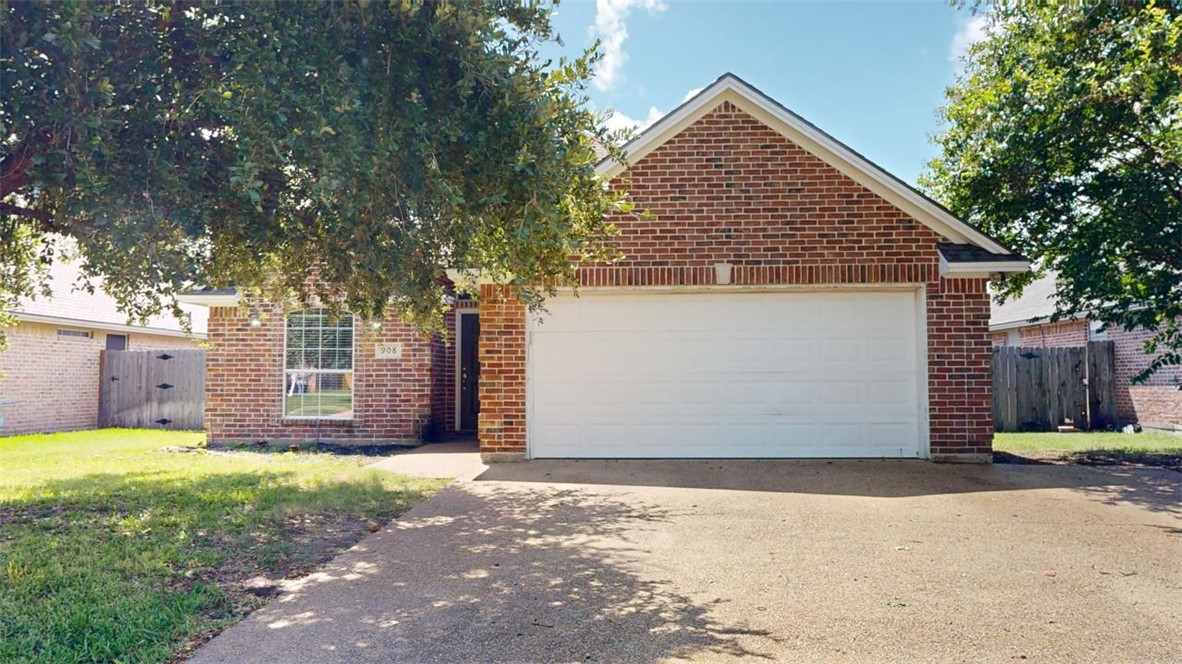 a view of a house with backyard and tree