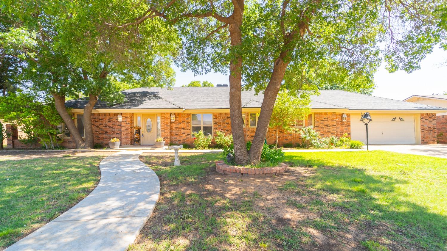 a view of a house with backyard and a garden