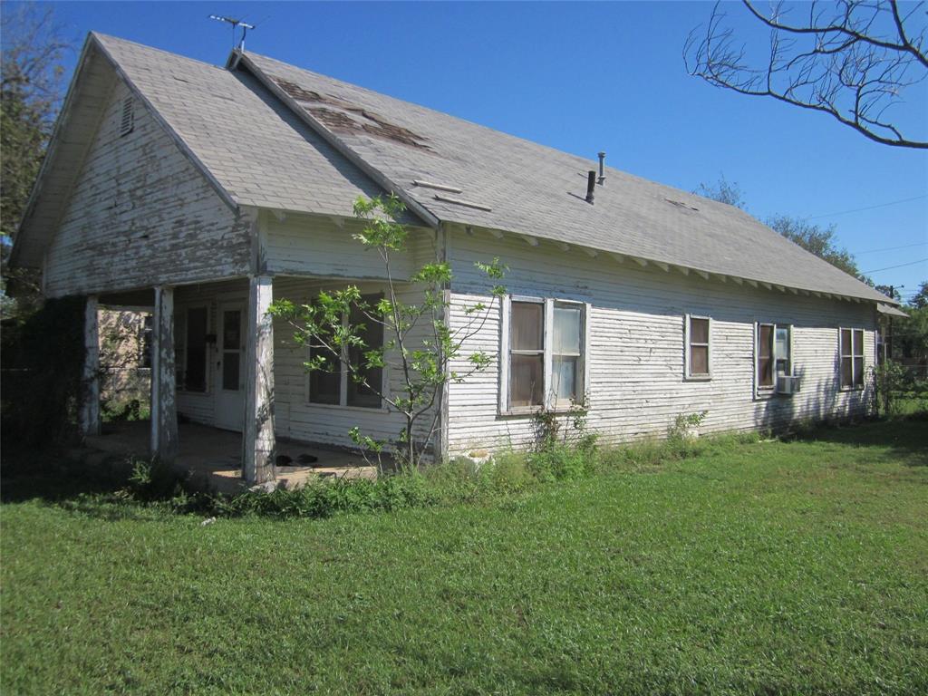 a view of a house with backyard and garden